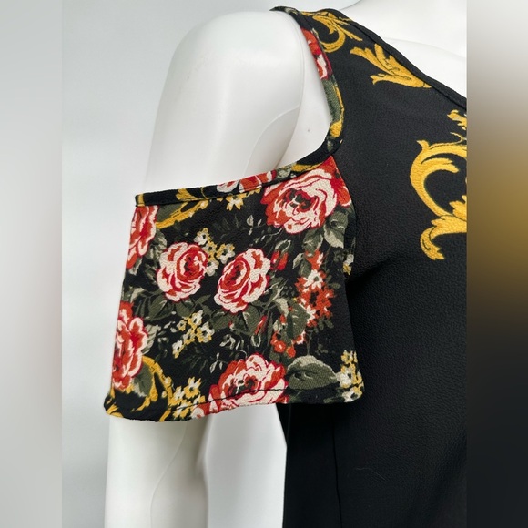 🍄4 for $35 Baroque and Roses Printed Cold Shoulder Top - Picture 6 of 7